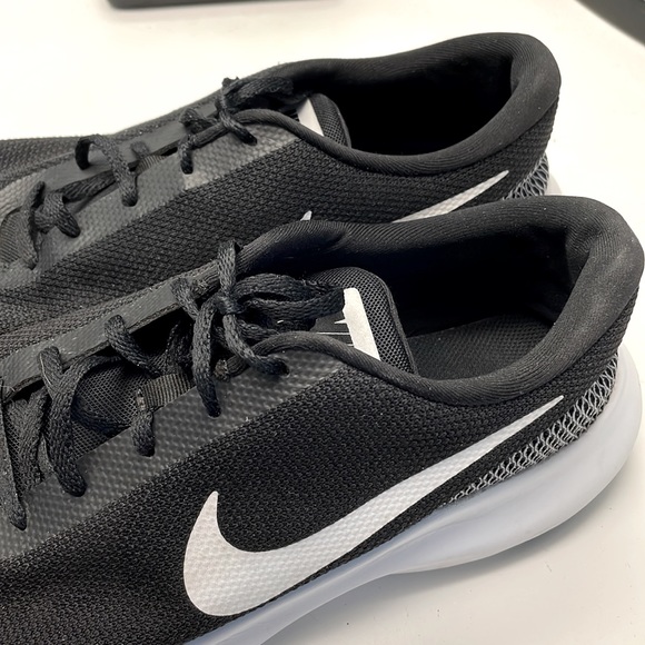 EUC Mens Black and White Nike Flex - Picture 4 of 8